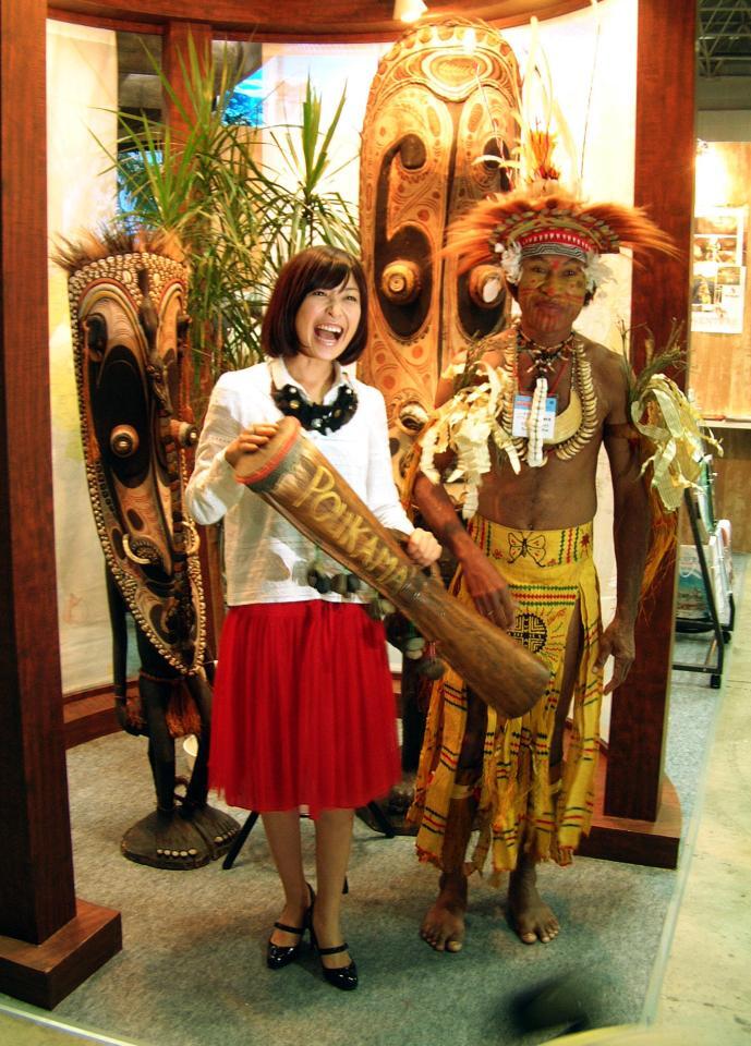 　パプアニューギニア観光親善大使に就任し、早速交流？する小野真弓＝２００６年撮影