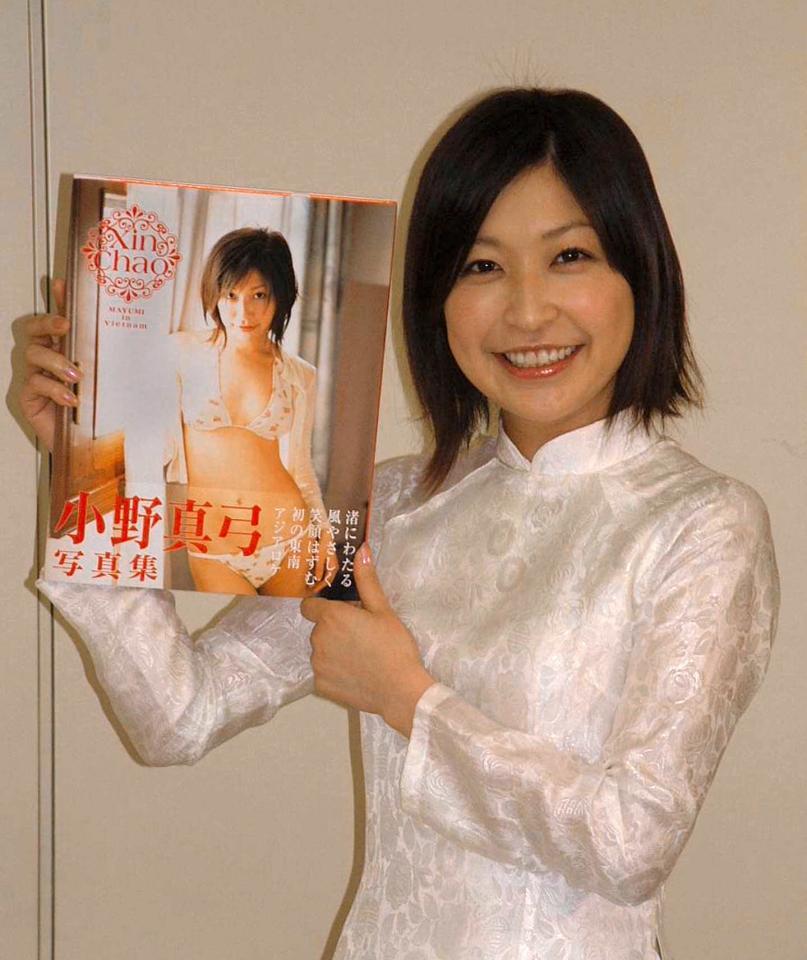 　写真集発売記念の握手会に出席した小野真弓＝２００５年撮影