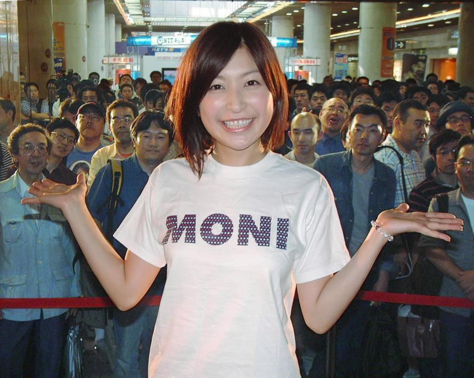 　新曲の発売記念イベントを行った小野真弓＝２００５年撮影