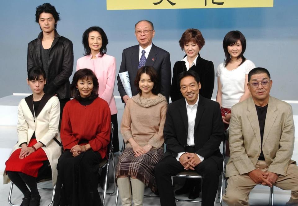 （上段左から）平山広行、富司純子、中村梅之助さん、加賀まりこ、サエコ（下段左から）市川実日子、片平なぎさ、藤澤恵麻、香川照之、財津一郎さん＝２００３年