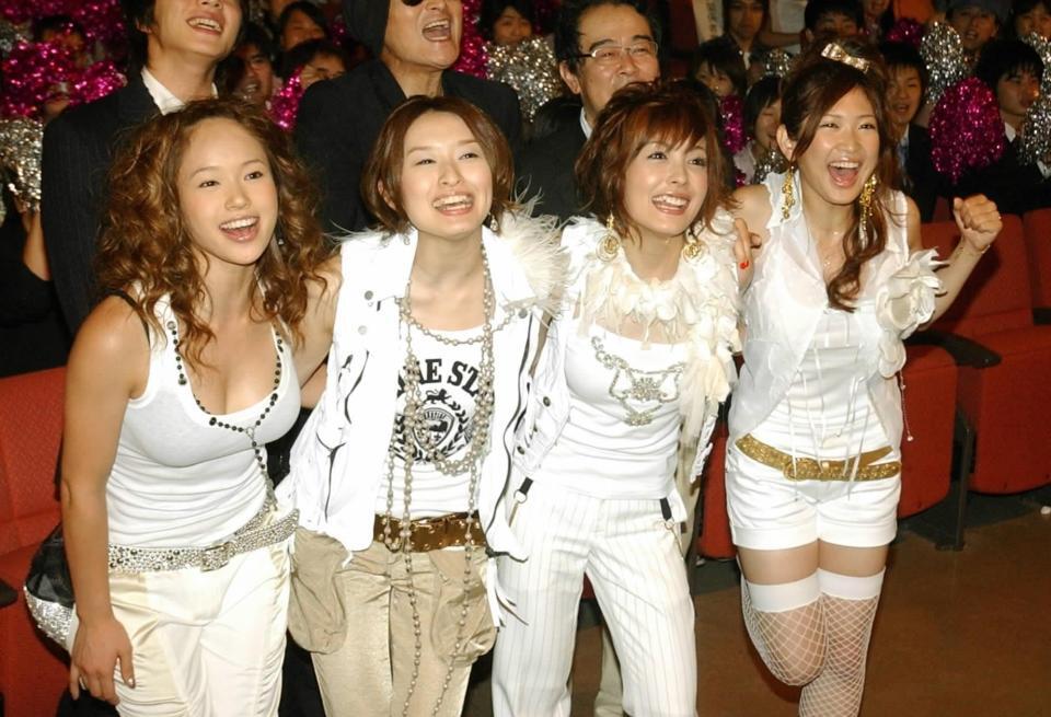 　映画「バックダンサーズ」の舞台あいさつを行った（左から）ソニン、ｈｉｒｏ、平山あや、サエコ＝２００６年