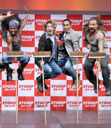 　出演者と一緒にジャンプするＡぇ！ｇｒｏｕｐの末澤誠也（左から２人目）と草間リチャード敬太（同３人目）