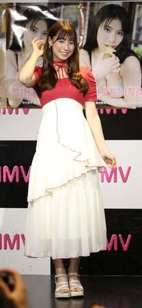 　ポーズを決める荒井優希