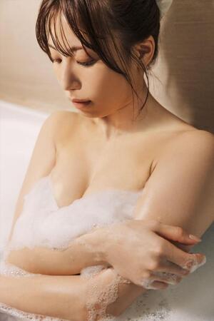 　荒井優希１ｓｔ写真集「無敵の素顔」©ＫＡＤＯＫＡＷＡ　©Ｚｅｓｔ，Ｉｎｃ．ＰＨＯＴＯ／下田直樹