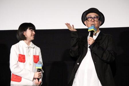 　舞台あいさつに登壇した鈴木唯（左）とリリー・フランキー