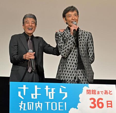 　締めのあいさつをする柴田恭兵（右）と笑顔の舘ひろし（撮影・持木克友）