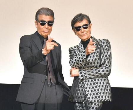 　銃を撃つポーズを決める（左から）舘ひろし、柴田恭兵（撮影・持木克友）