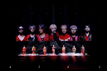 　ステージに登場した（左から）日高竜太、海沼流星、砂田将宏、松井利樹、深堀未来、奥田力也、加納嘉将