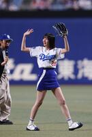 　声援に応える岡田紗佳（撮影・佐々木彰尚）