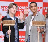　ブラシを持ち手を振るＡぇ！ｇｒｏｕｐ・末澤誠也（左）と草間リチャード敬太＝東京・ルミネゼロ（撮影・棚橋慶太）
