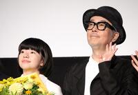 　舞台あいさつに登壇した鈴木唯（左）とリリー・フランキー