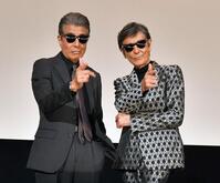 　銃を撃つポーズを決める（左から）舘ひろし　柴田恭兵（撮影・持木克友）