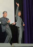 　得意のポーズを決める舘ひろし（左）と手を振る柴田恭兵（撮影・持木克友）