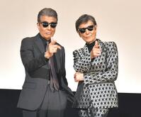 　銃を撃つポーズを決める（左から）舘ひろし、柴田恭兵（撮影・持木克友）