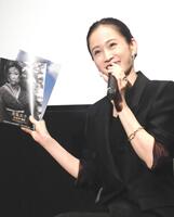 　若尾文子映画祭でチラシを手に熱く語る前田敦子