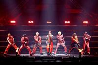 　ステージでインパクトのあるパフォーマンスを見せた（左から）深堀未来、日高竜太、奥田力也、加納嘉将、松井利樹、海沼流星、砂田将宏