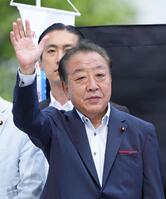 　東京都議選の選挙戦最終日、街頭演説で手を振る立憲民主党の野田代表