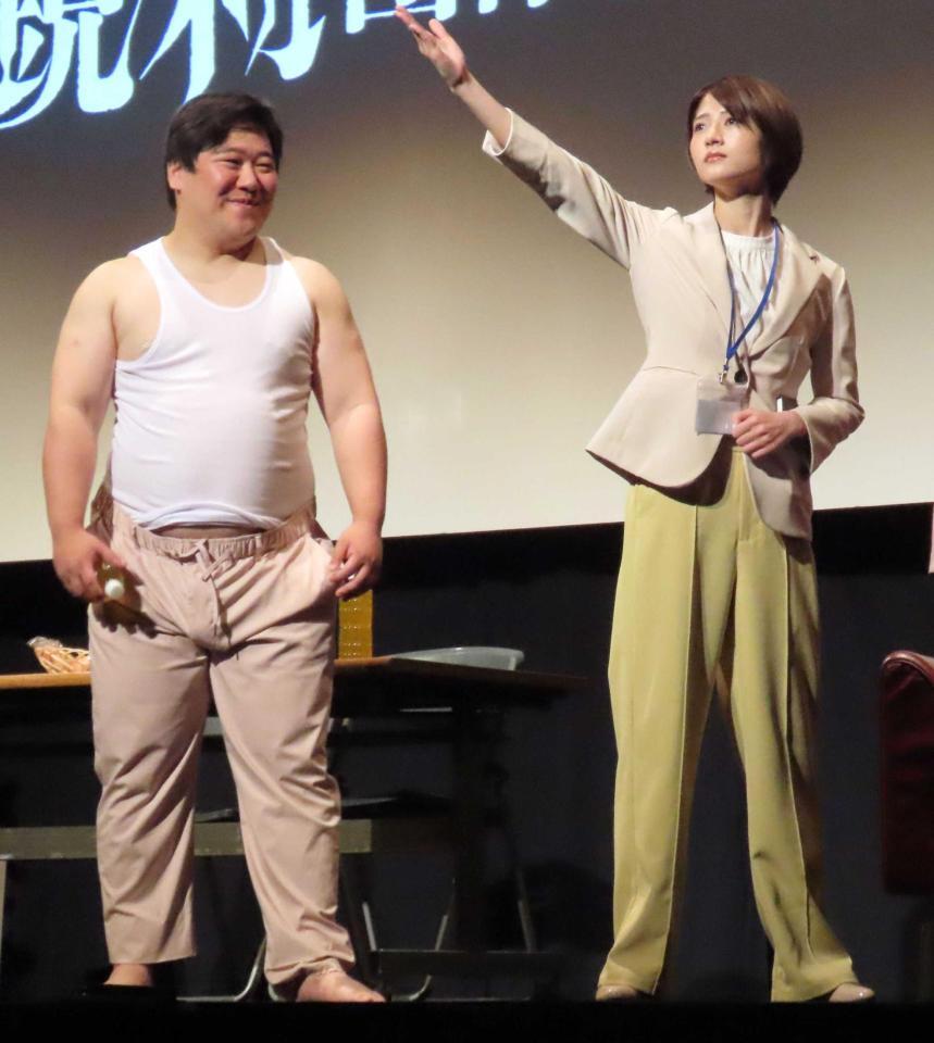 　コントに挑戦した若月佑美。左はラランド・ニシダ