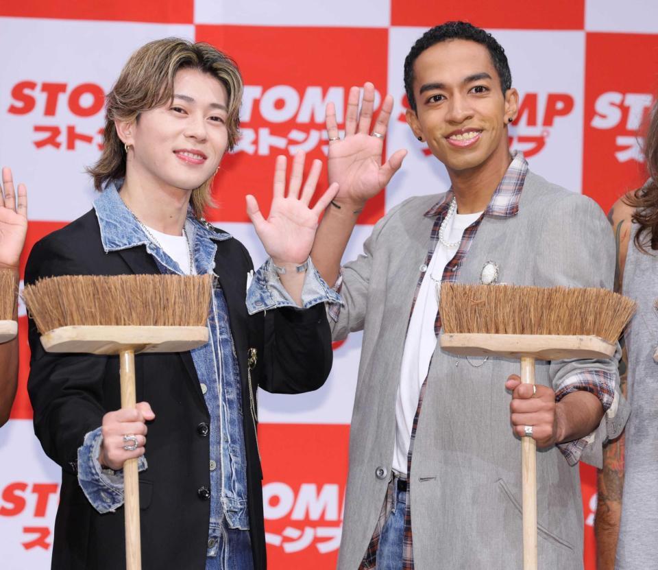 　ブラシを持ち手を振るＡぇ！ｇｒｏｕｐ・末澤誠也（左）と草間リチャード敬太＝東京・ルミネゼロ（撮影・棚橋慶太）