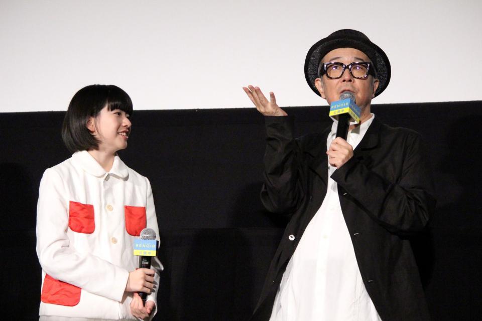 　舞台あいさつに登壇した鈴木唯（左）とリリー・フランキー