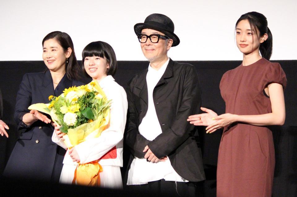 　舞台あいさつに登壇した（左から）石田ひかり、鈴木唯、リリー・フランキー、河合優実