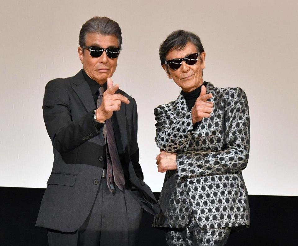 　銃を撃つポーズを決める（左から）舘ひろし　柴田恭兵（撮影・持木克友）