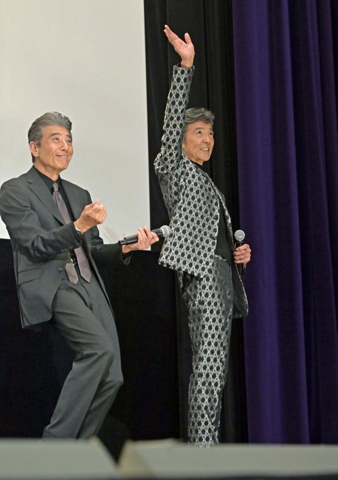 　得意のポーズを決める舘ひろし（左）と手を振る柴田恭兵（撮影・持木克友）