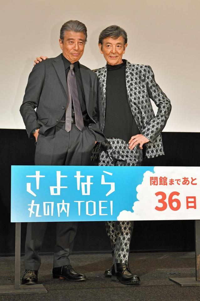 　さよなら丸の内ＴＯＥＩの看板を前にポーズを決める（左から）舘ひろしと柴田恭兵（撮影・持木克友）