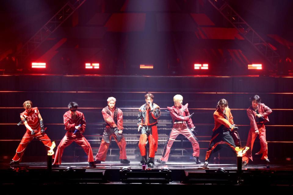 　ステージでインパクトのあるパフォーマンスを見せた（左から）深堀未来、日高竜太、奥田力也、加納嘉将、松井利樹、海沼流星、砂田将宏