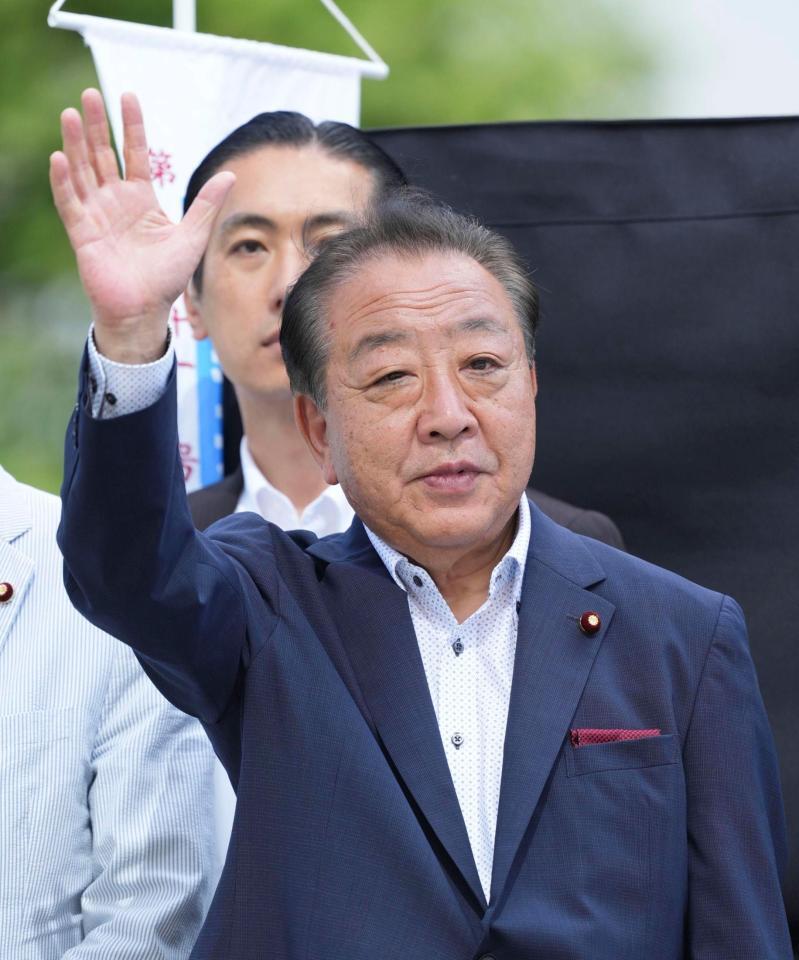 　東京都議選の選挙戦最終日、街頭演説で手を振る立憲民主党の野田代表