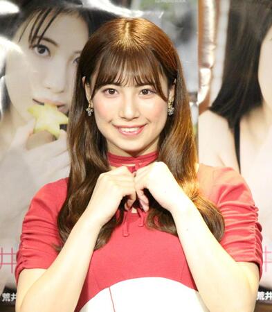 　ポーズを決める荒井優希