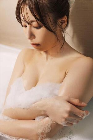 　荒井優希１ｓｔ写真集「無敵の素顔」　ⒸＫＡＤＯＫＡＷＡ　ⒸＺｅｓｔ，Ｉｎｃ．ＰＨＯＴＯ／下田直樹