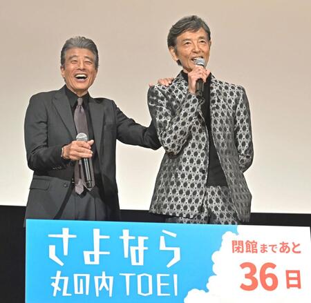 　締めのあいさつをする柴田恭兵（右）と笑顔の舘ひろし（撮影・持木克友）