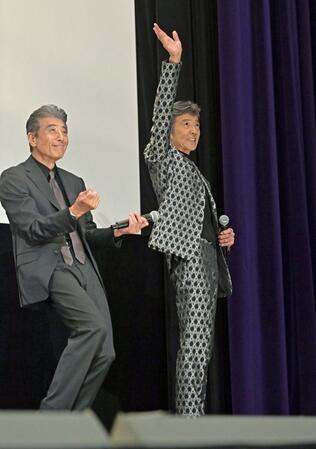 　得意のポーズを決める舘ひろし（左）と手を振る柴田恭兵（撮影・持木克友）