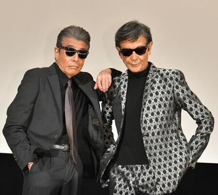 　ポーズを決める舘ひろし（左）と柴田恭兵（撮影・持木克友）