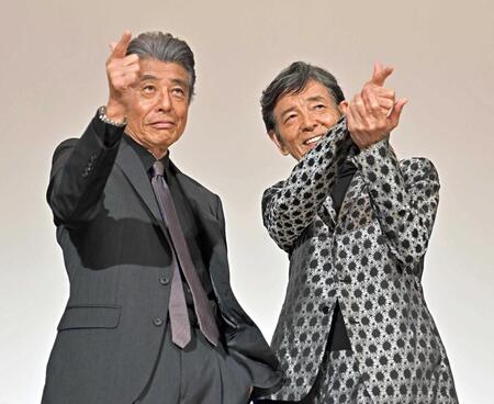 　銃を撃つポーズを決める舘ひろし（左）と柴田恭兵（撮影・持木克友）