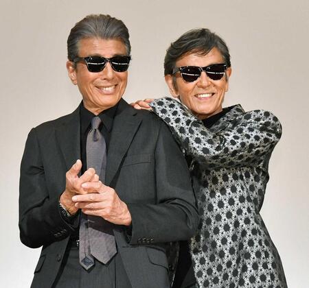 　サングラス姿で登場した舘ひろし（左）と柴田恭兵