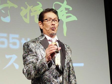 　水戸黄門の印籠を出す野村将希