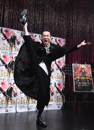 　８１枚目のＣＤ発売を記念して華麗に足を上げる田原俊彦（撮影・園田高夫）