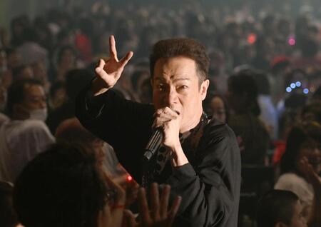 　カメラに向かってＶサインをする田原俊彦（撮影・園田高夫）