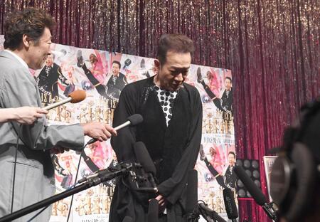 　謝罪をし頭を下げる田原俊彦（撮影・園田高夫）