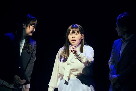 　日本で１３年ぶりとなるコントライブでキャラクターを多彩に演じて爆笑をさらった渡辺直美（中央）©吉本興業
