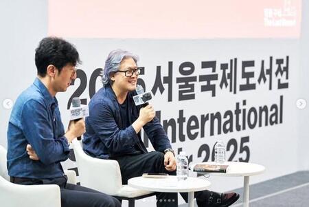 　ソウル国際図書展の公式インスタグラム＠ｓｉｂｆ＿ｏｆｆｉｃｉａｌより　文学について語るパク・チャヌク監督（右）