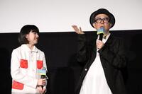 　舞台あいさつに登壇した鈴木唯（左）とリリー・フランキー