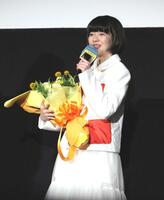 　花束を受け取った鈴木唯