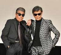 　ポーズを決める舘ひろし（左）と柴田恭兵（撮影・持木克友）