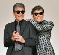 　サングラス姿で登場した舘ひろし（左）と柴田恭兵