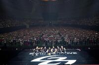 　ファンと記念撮影をするＢＡＬＬＩＳＴＩＫ　ＢＯＹＺの（左から）松井利樹、深堀未来、日高竜太、海沼流星、加納嘉将、砂田将宏、奥田力也 