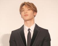 　イベントにスーツ姿で出席した與那城奨