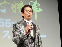 　水戸黄門の印籠を出す野村将希